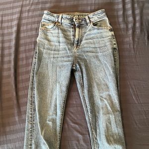 AMERICAN EAGLE MOM JEANS